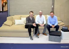 Kylian Van Der Have, Andrew Nosworthy en Frederik Vercruysse testen de Arthur-sofa van Mublo.